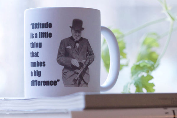 Porslinsmugg med citat av Winston Churchill "Attitude is a little thing that makes a big difference"