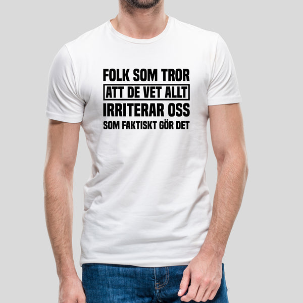 T-shirt med texten "Folk som tror att de vet allt irriterar oss som faktiskt gör det"