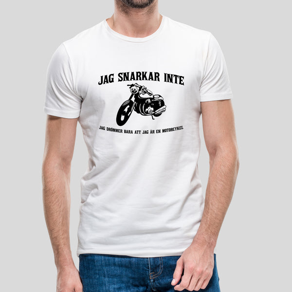 T-shirt med bild texten "Jag snarkar inte. Jag drömmer bara att jag är en motorcykel"