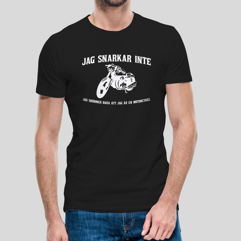 T-shirt med bild texten "Jag snarkar inte. Jag drömmer bara att jag är en motorcykel"