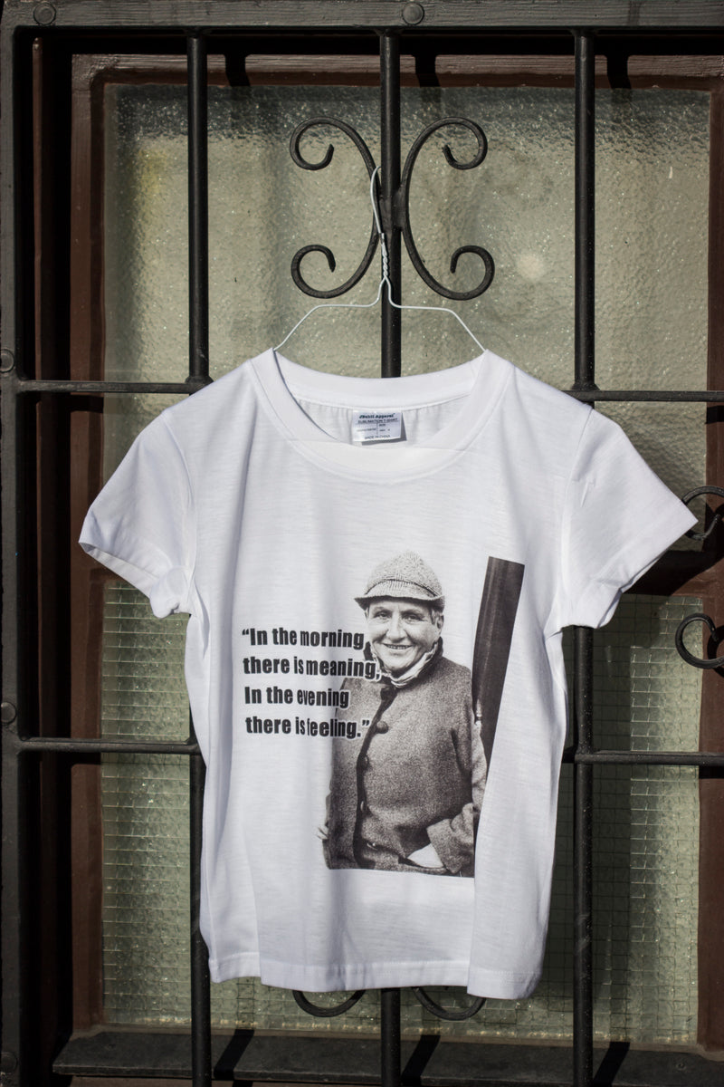 T-shirt med bild och citat av Gertrude Stein " In the morning there is meaning. In the evening there is feeling"