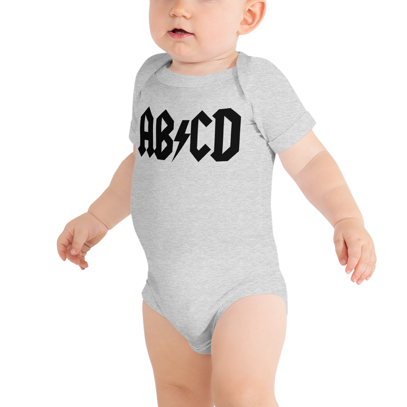 Babybody med texten "ABCD"