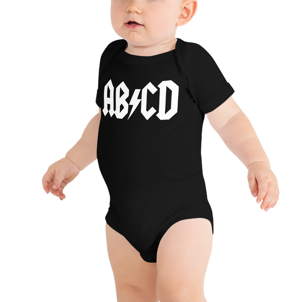 Babybody med texten "ABCD"