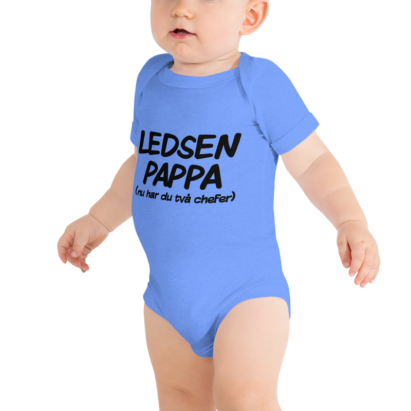 Babybody med texten "Ledsen pappa, nu har du två chefer"