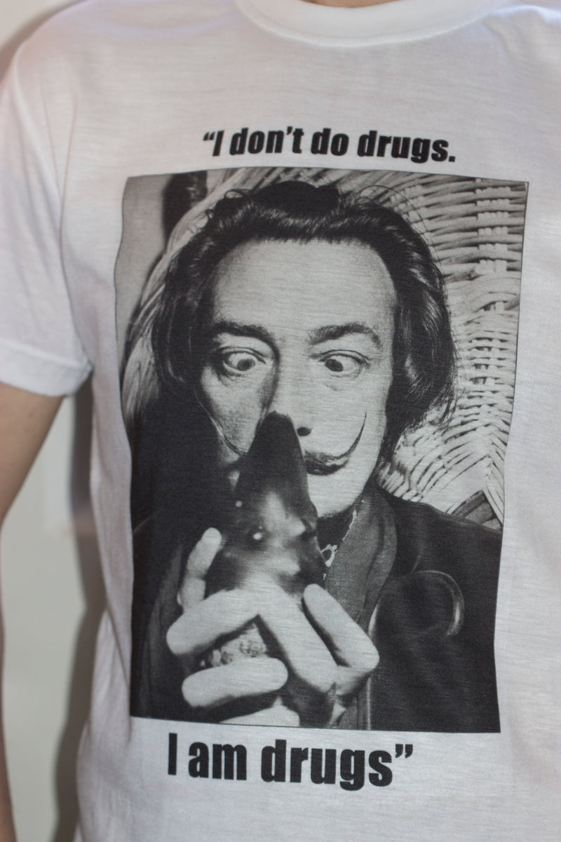 T-shirt med bild och citat av Salvador Dali " I dont do drugs. I am drugs"