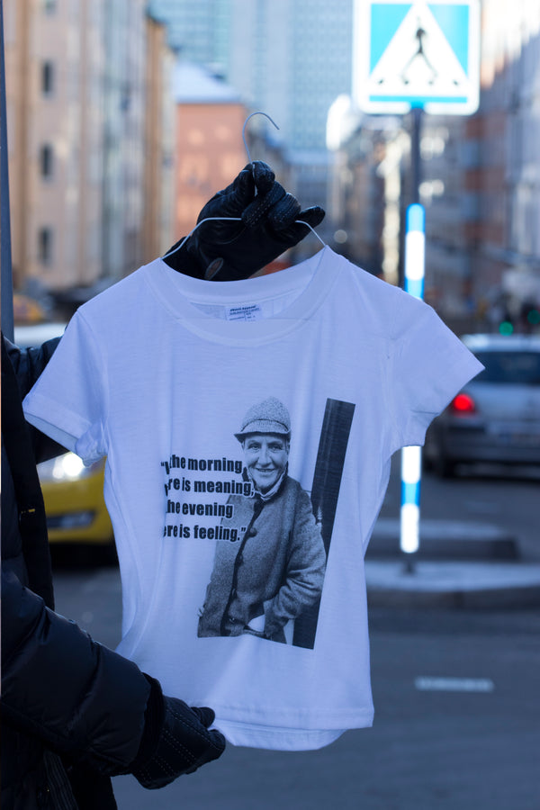 T-shirt med bild och citat av Gertrude Stein " In the morning there is meaning. In the evening there is feeling"