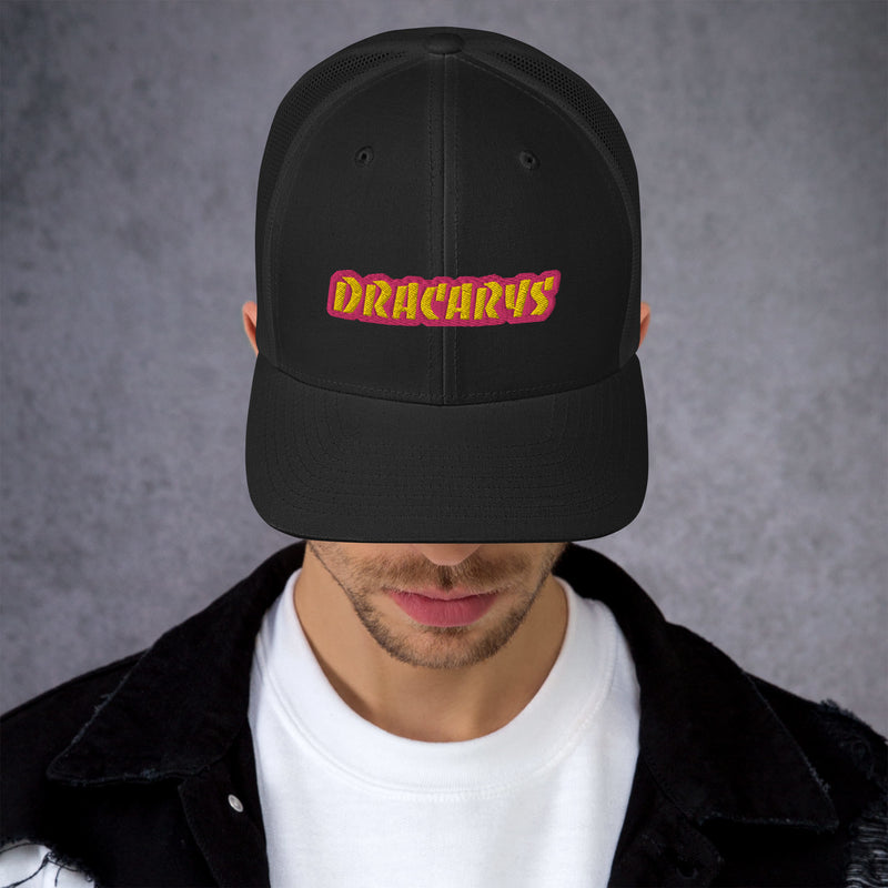 Trucker kepa med broderad text "Dracarys"