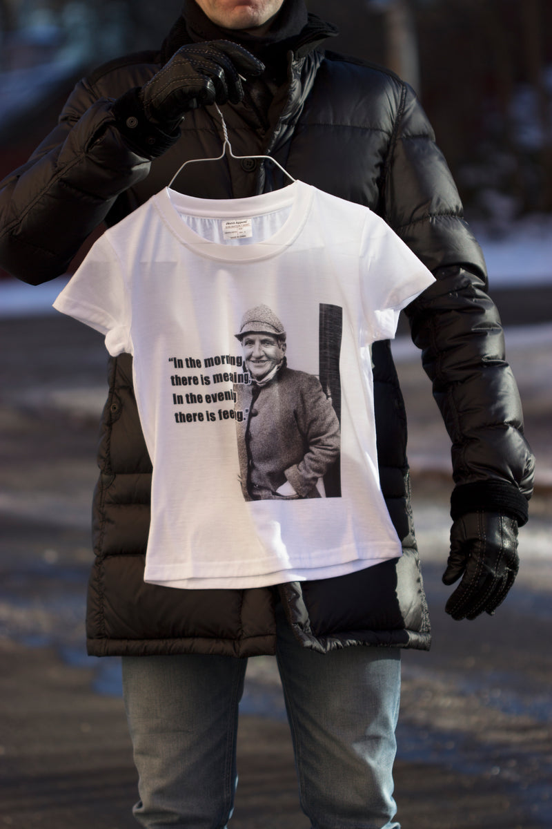 T-shirt med bild och citat av Gertrude Stein " In the morning there is meaning. In the evening there is feeling"