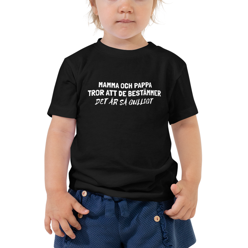 T-shirt för barn med texten "Mamma och pappa tror att de bestämmer"