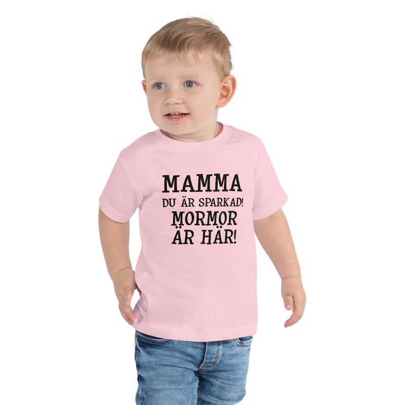 T-shirt för barn med texten - "Mamma du är sparkad, mormor är här"