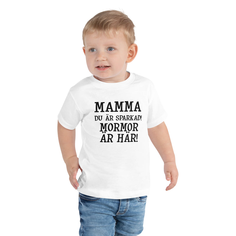 T-shirt för barn med texten - "Mamma du är sparkad, mormor är här"