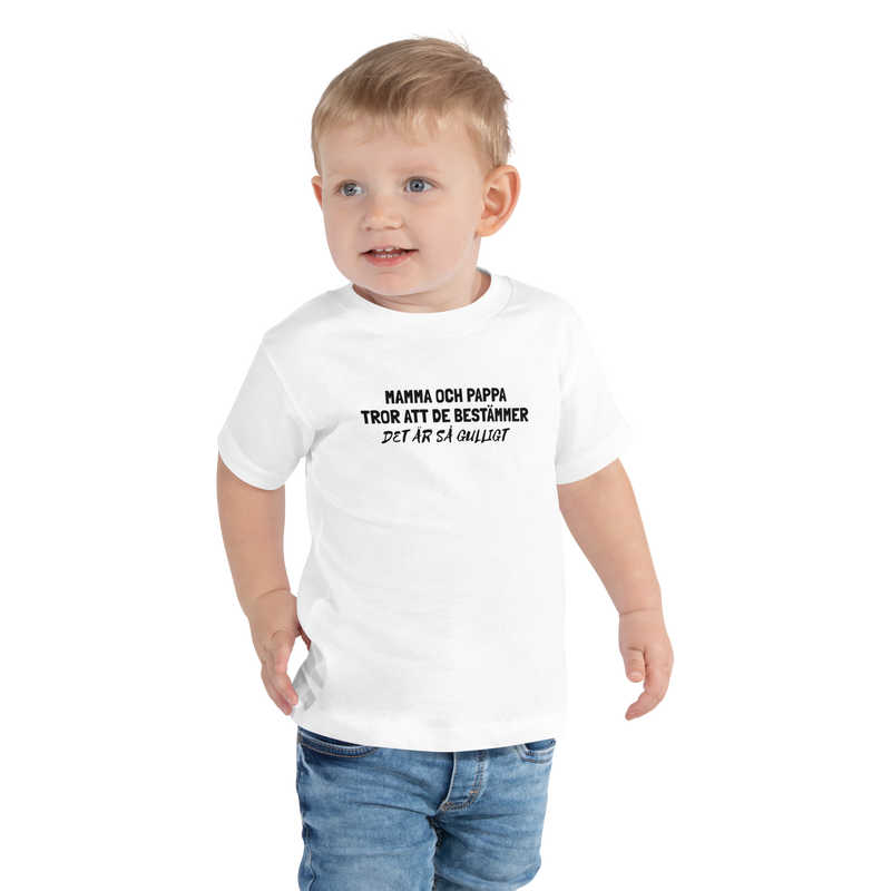 T-shirt för barn med texten "Mamma och pappa tror att de bestämmer"