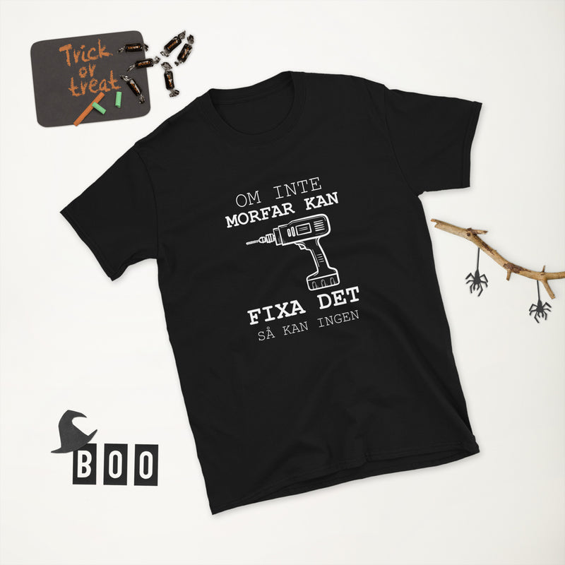 Kortärmad t-shirt i unisex-modell med texten - Om inte morfar kan fixa det så kan ingen