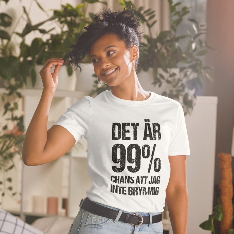 Kortärmad t-shirt i unisex-modell med texten - Det är 99% chans att jag inte bryr mig