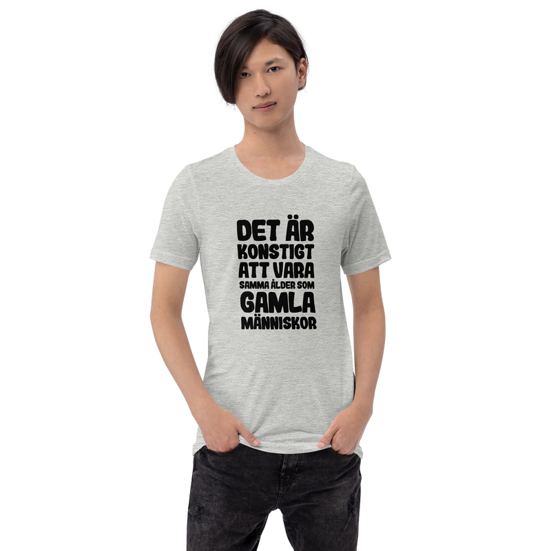 T-shirt med bild texten "Det är konstigt att vara samma ålder som gamla människor"