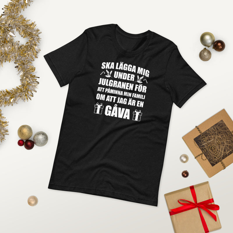 T-shirt med bild texten "Ska lägga mig under julgranen"