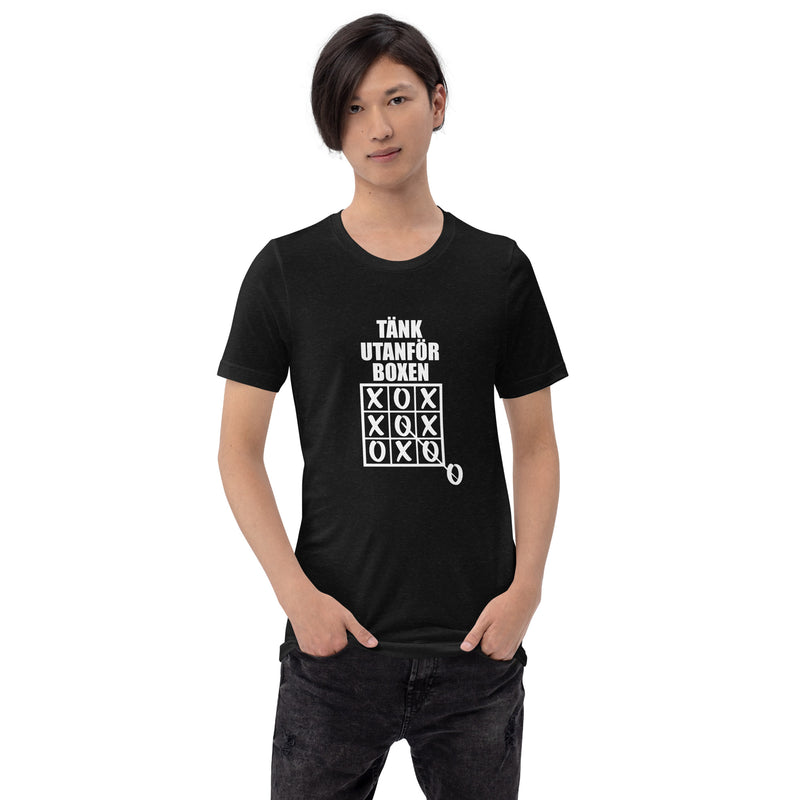 T-shirt med bild texten "Tänk utanför boxen"