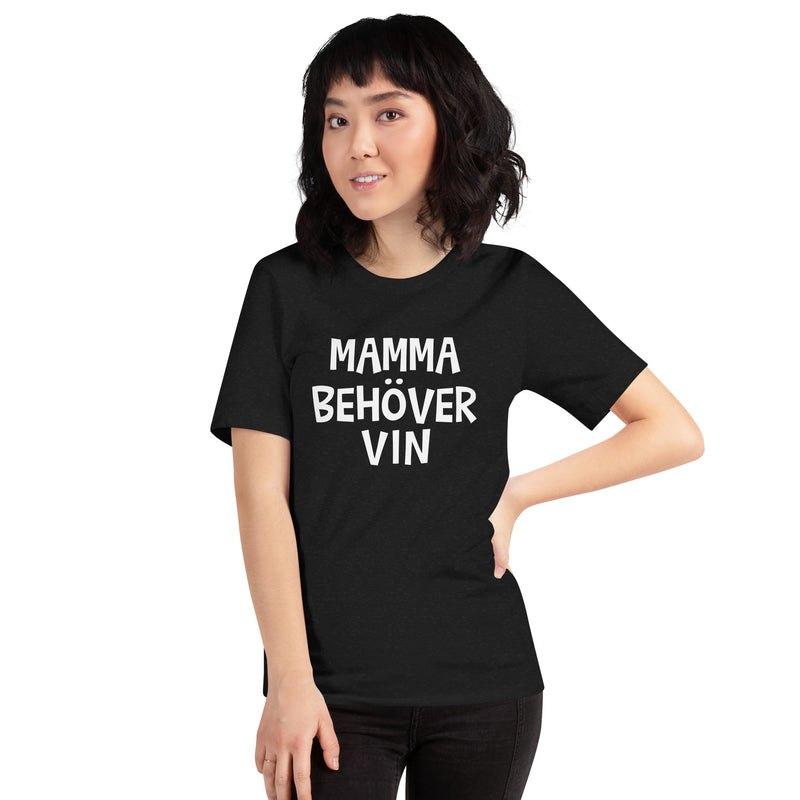 T-shirt med bild texten "MAMMA BEHÖVER VIN"