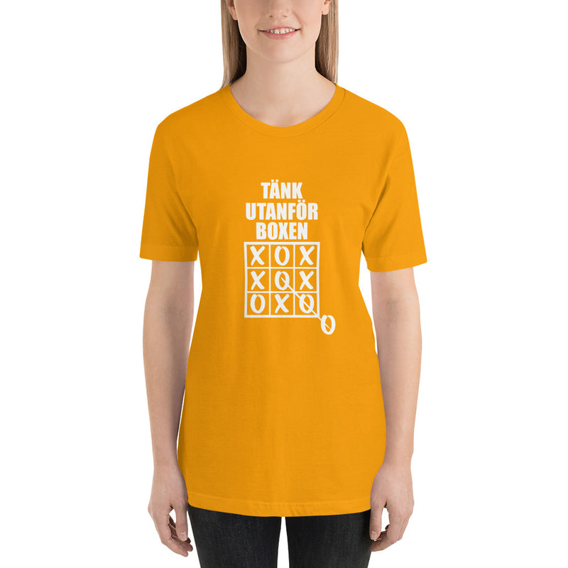 T-shirt med bild texten "Tänk utanför boxen"