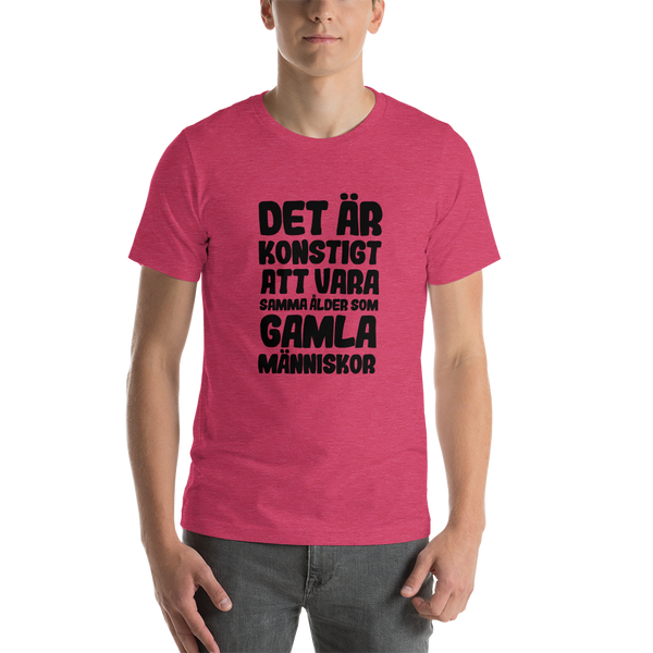 T-shirt med bild texten "Det är konstigt att vara samma ålder som gamla människor"