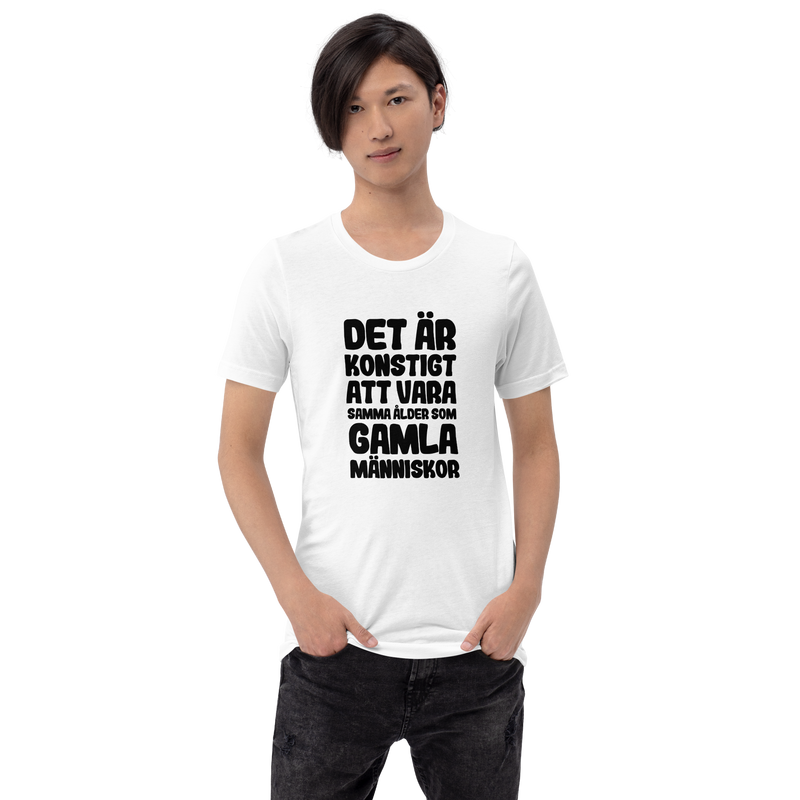 T-shirt med bild texten "Det är konstigt att vara samma ålder som gamla människor"